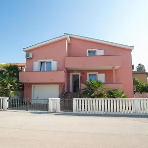 Maric With Parking Apartmán Umag